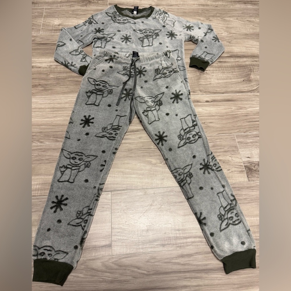 Star Wars The Mandalorian Grogu Women 2 Piece Plush Jogger Fleece Lounge Set